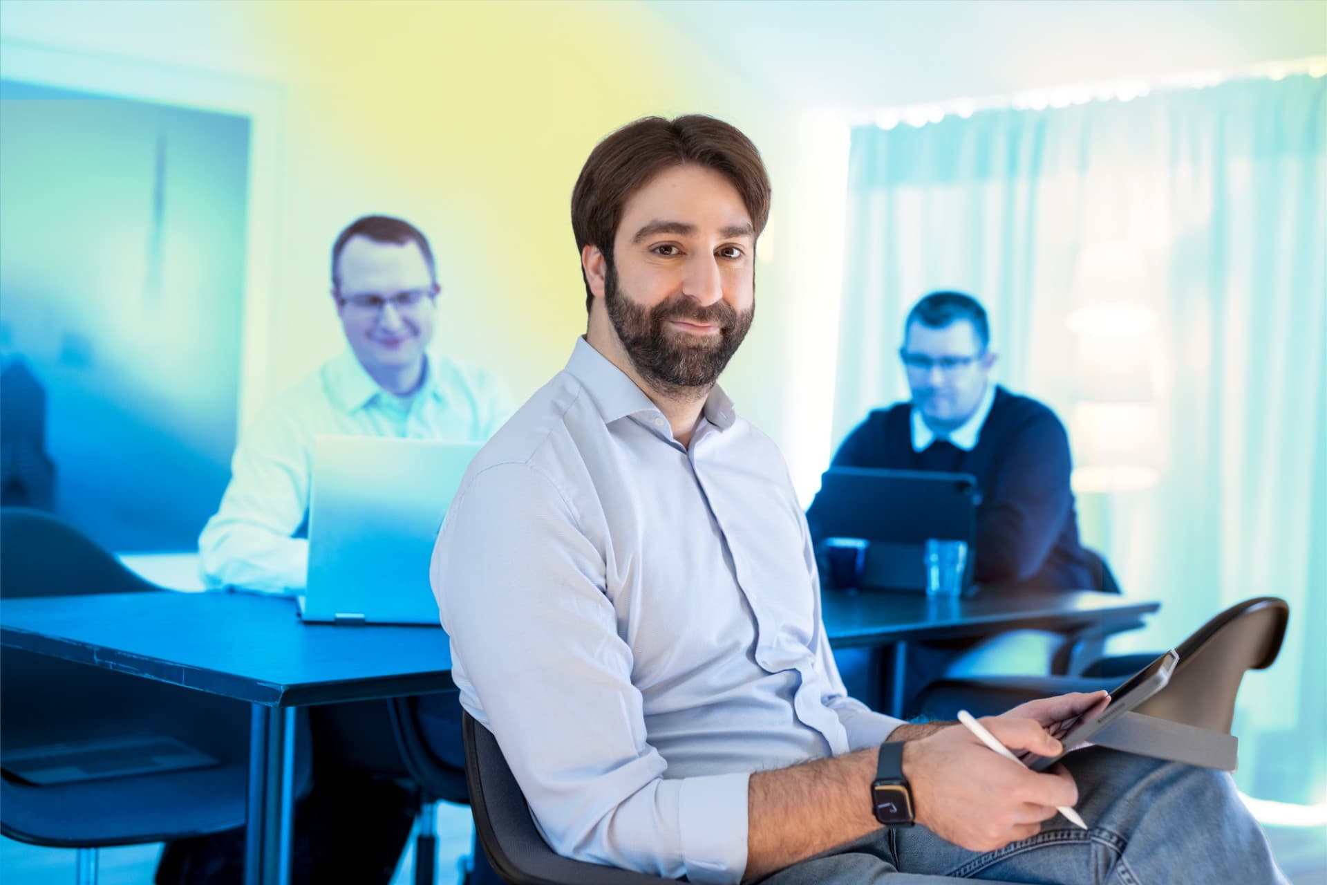 Rechtsanwalt Andreas Demirci mit Tablet im Besprechungsraum