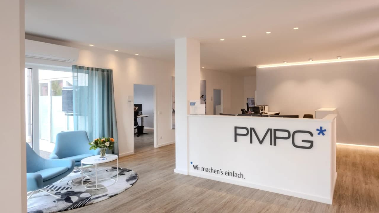 Empfang eines PMPG-Standorts mit PMPG-Logo und dem Slogan „Wir machen’s einfach.“