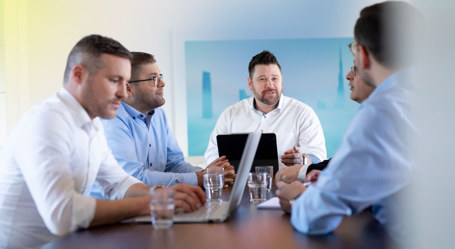 PMPG-Berater im gemeinsamen Gespräch am Besprechungstisch