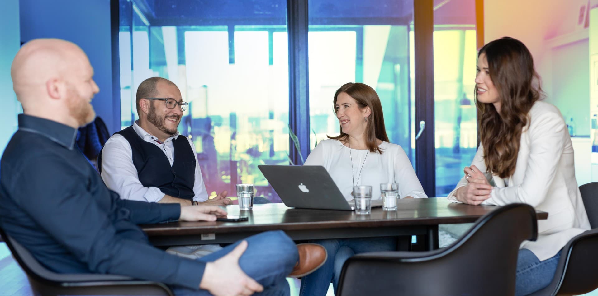 Beraterinnen und Berater von PMPG im Gespräch am Besprechungstisch