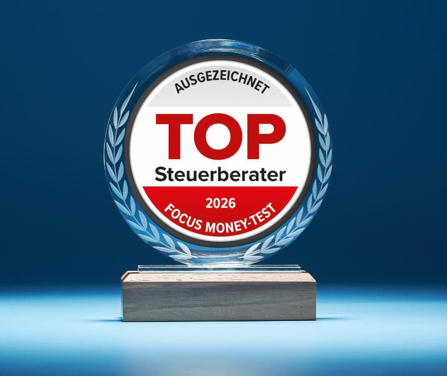 Siegel der FOCUS MONEY Steuerberater-Umfrage 2026 in einem Glas-Pokal vor blauem Hintergrund