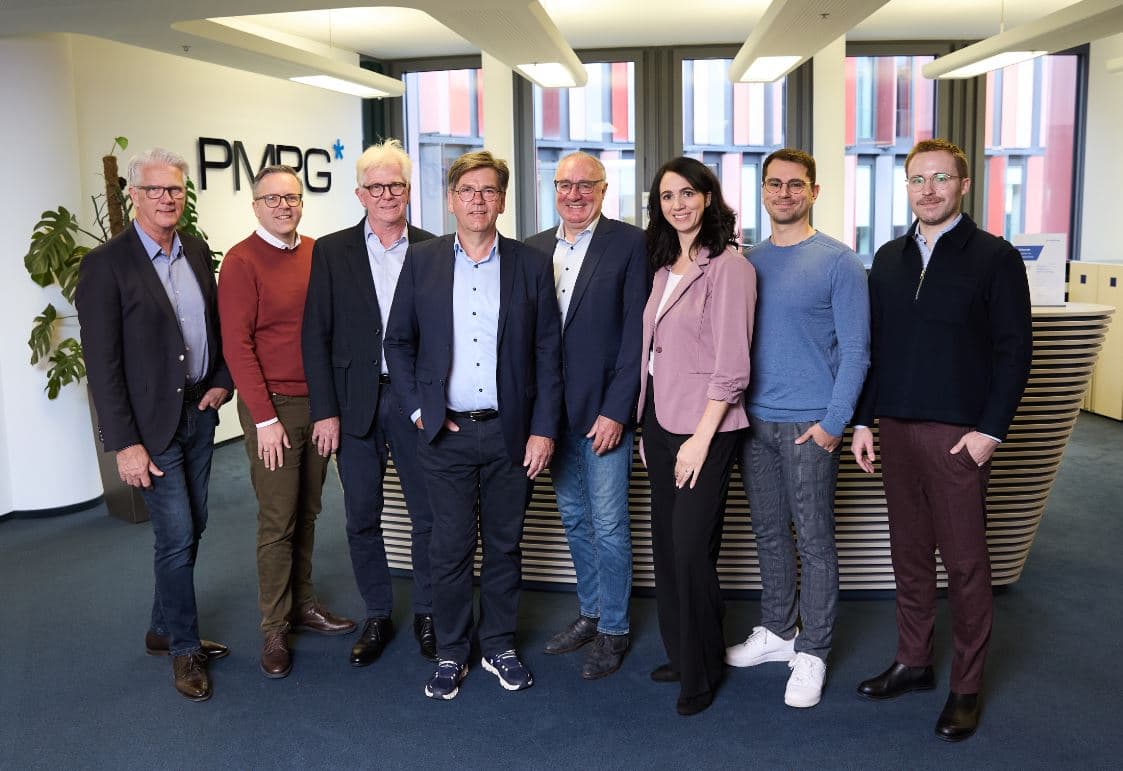 Gruppenbild der Partner von PMPG und OFM am Empfang des Kölner PMPG-Standortes
