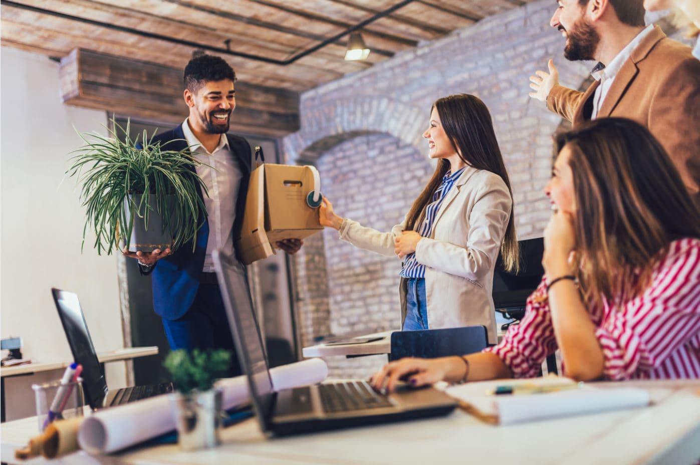 Lachende Arbeitskollegen bei der Standortintegration